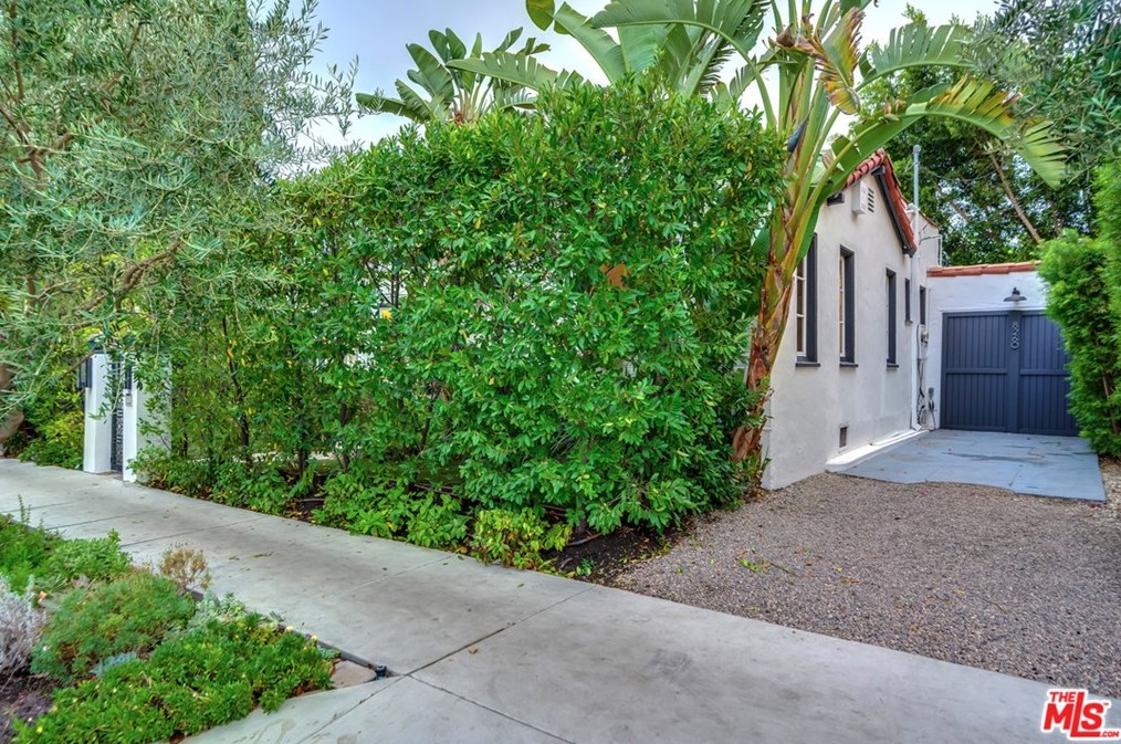 8260 Oakwood Ave, Los Angeles CA  90004-3106 exterior