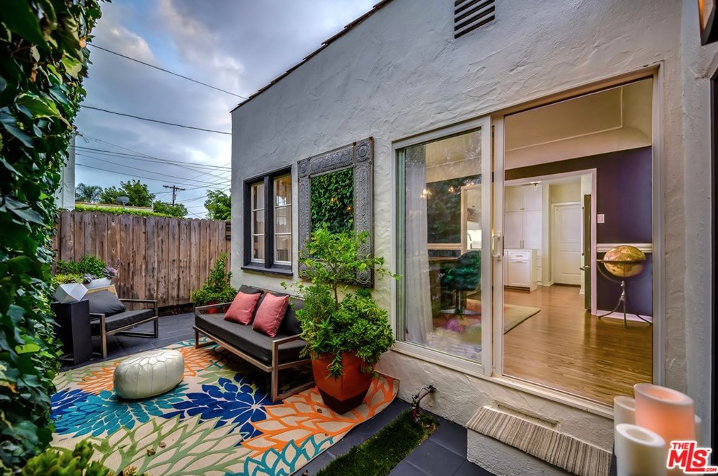 8260 Oakwood Ave, Los Angeles CA  90004-3106 exterior