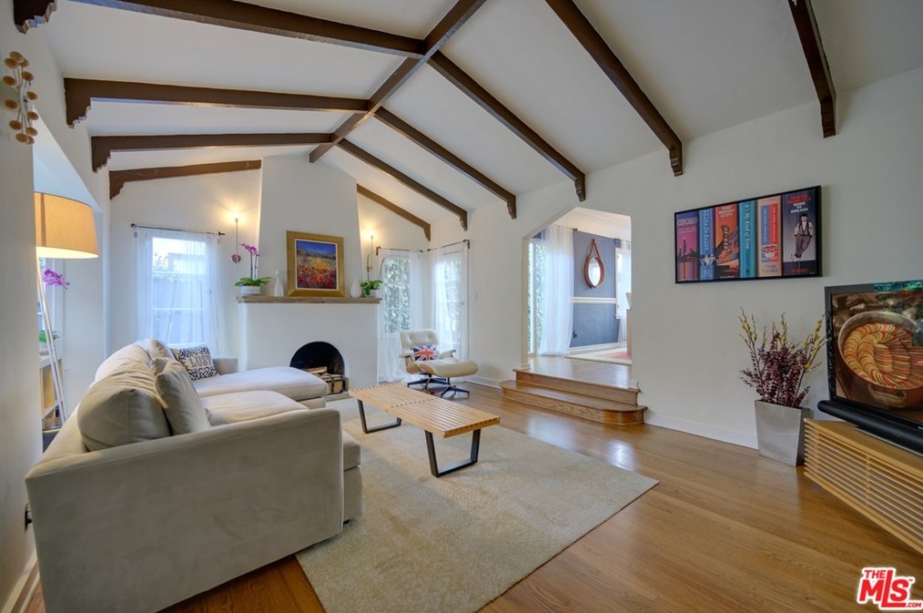 8260 Oakwood Ave, Los Angeles CA  90004-3106 exterior