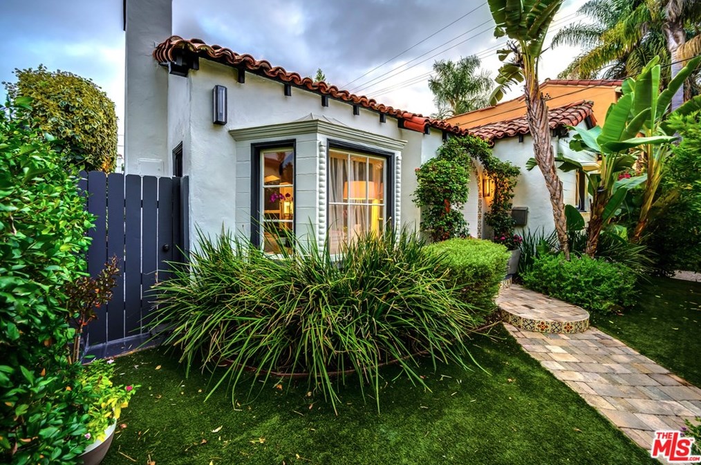 8260 Oakwood Ave, Los Angeles CA  90004-3106 exterior