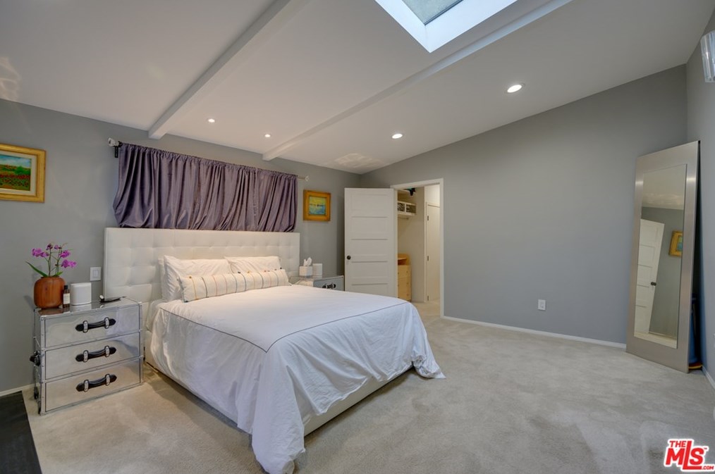 8260 Oakwood Ave, Los Angeles CA  90004-3106 exterior