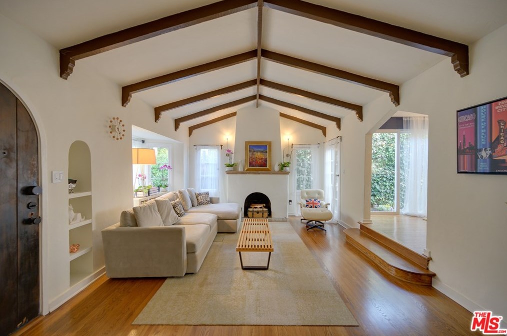 8260 Oakwood Ave, Los Angeles CA  90004-3106 exterior
