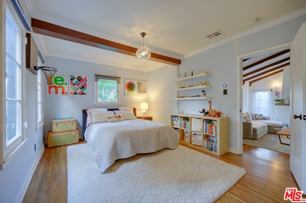 8260 Oakwood Ave, Los Angeles CA  90004-3106 exterior