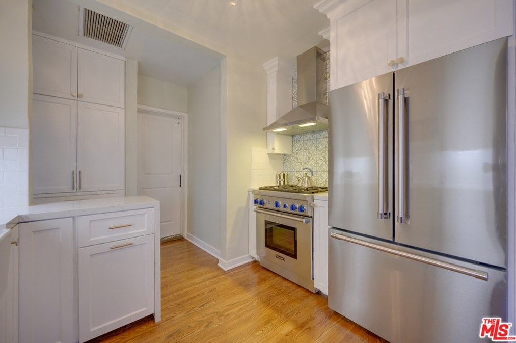 8260 Oakwood Ave, Los Angeles CA  90004-3106 exterior