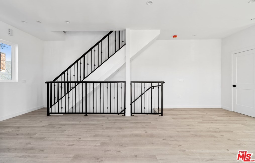 1740 New England St, Los Angeles CA  90006-5312 exterior