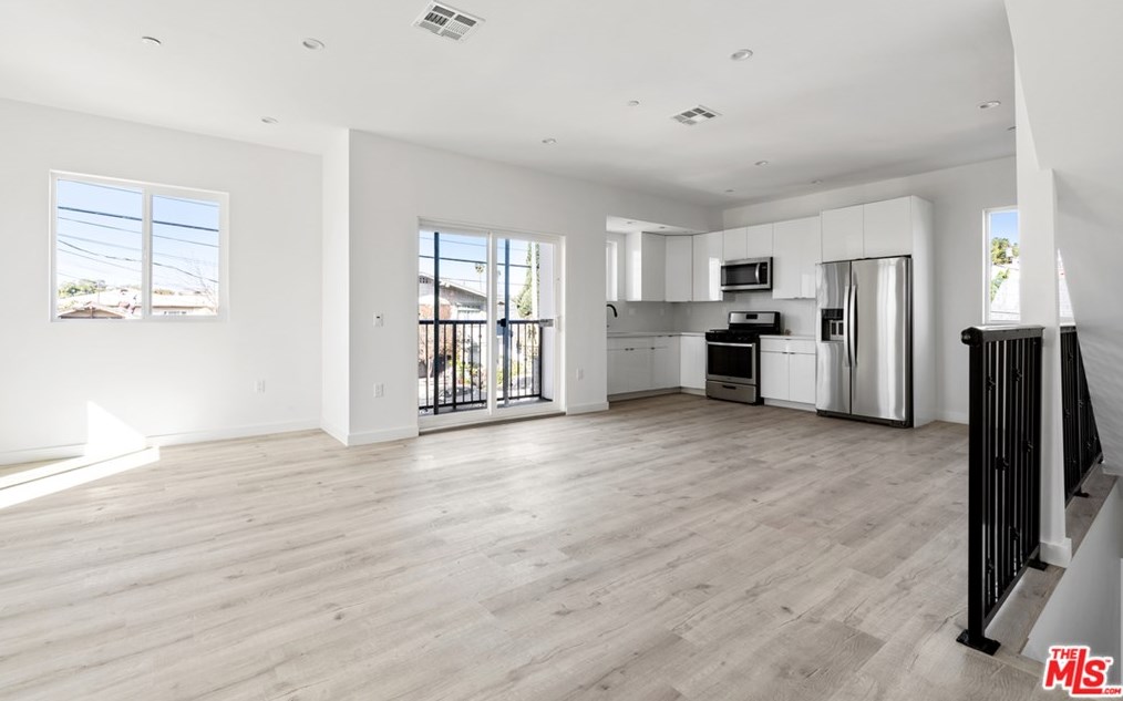 1740 New England St, Los Angeles CA  90006-5312 exterior