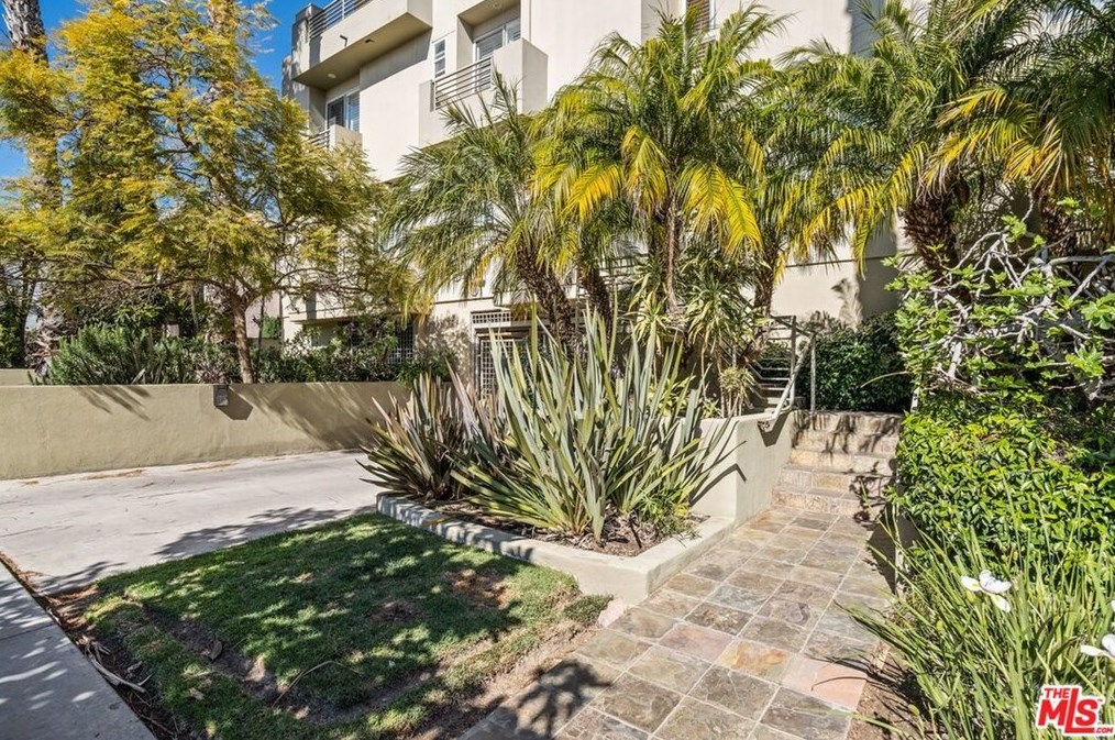 3530 Clarington Ave, Los Angeles, CA 90034-4998