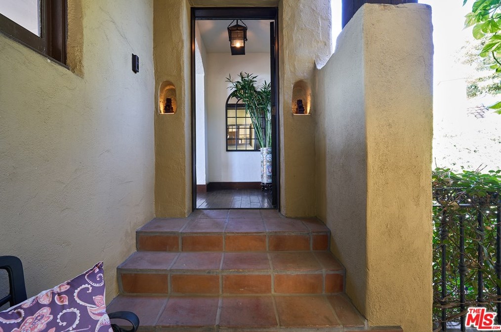6746 Wedgewood Pl, Los Angeles, CA 90068-3219