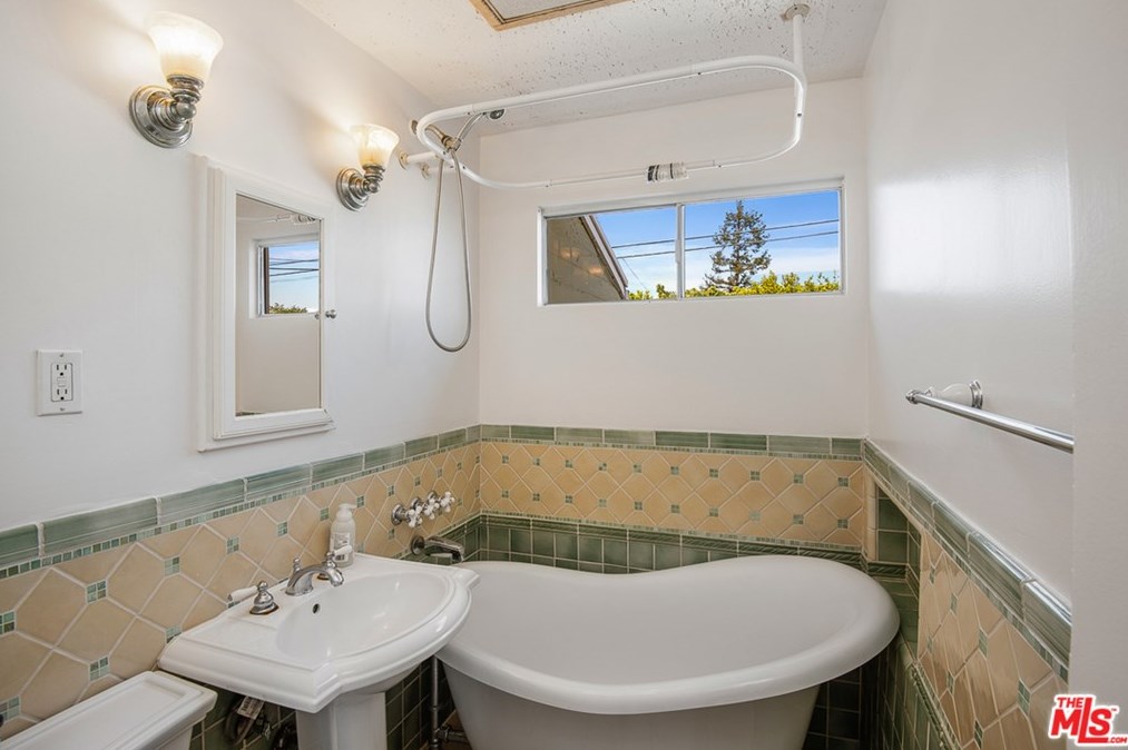 8101 Handley Ave, Los Angeles CA 90045-3323 exterior