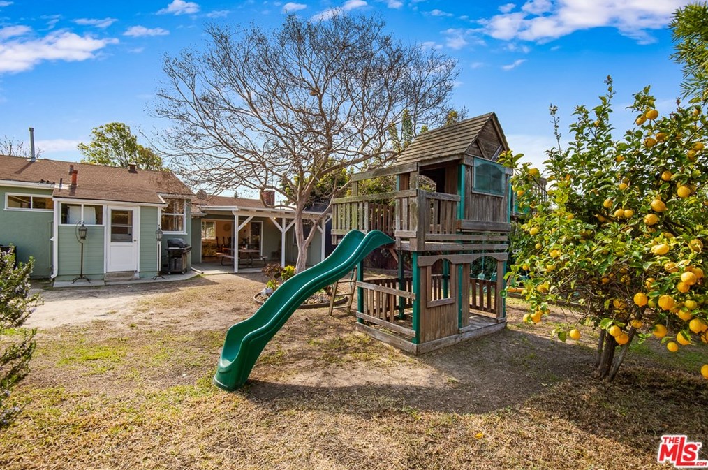 8101 Handley Ave, Los Angeles CA 90045-3323 exterior