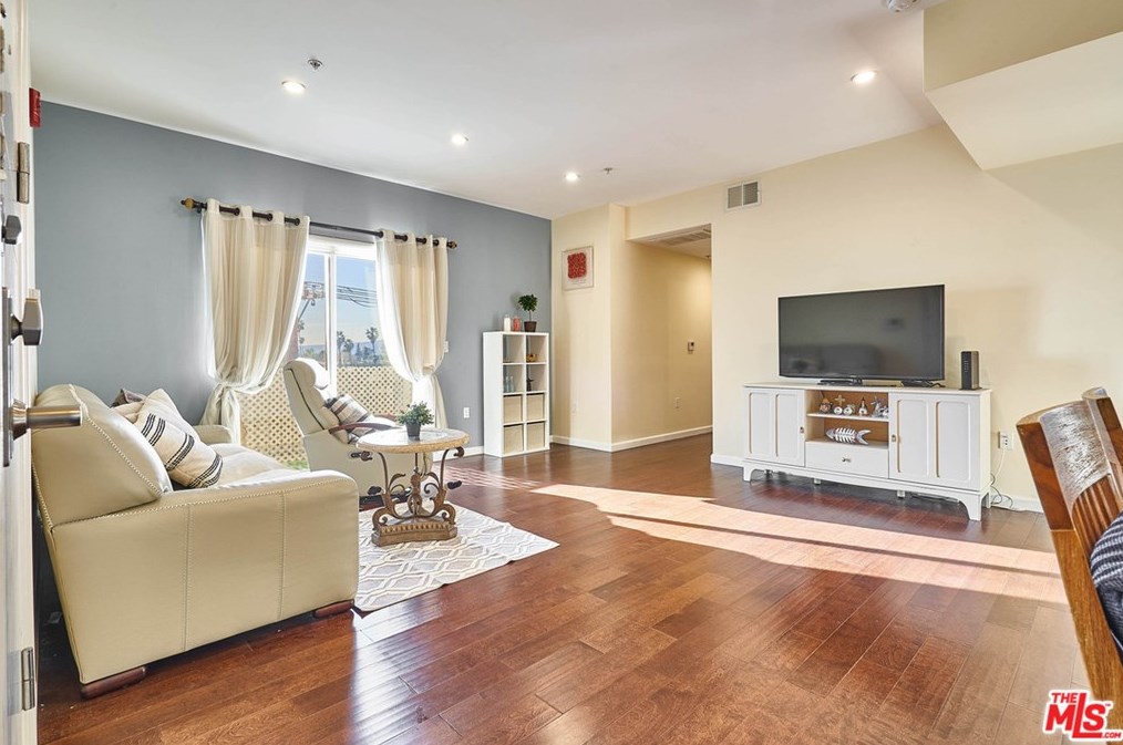 155 Oxford Ave, Los Angeles, CA 90004-4232
