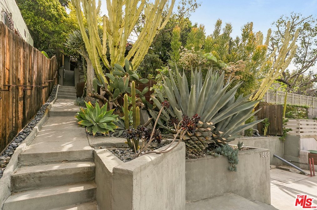 1556 Lemoyne St, Los Angeles, CA 90026-2638