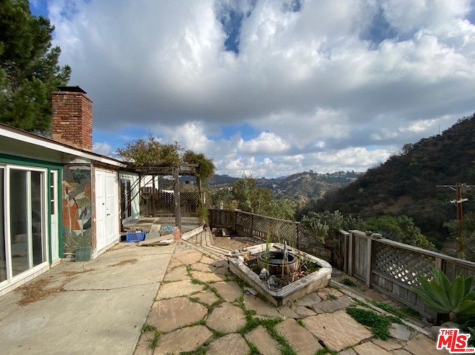 8515 Cres Dr, Los Angeles CA  90046-1807 exterior