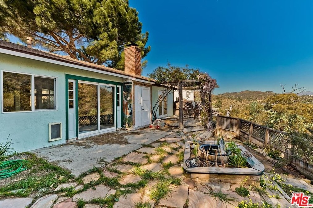 8515 Cres Dr, Los Angeles CA  90046-1807 exterior