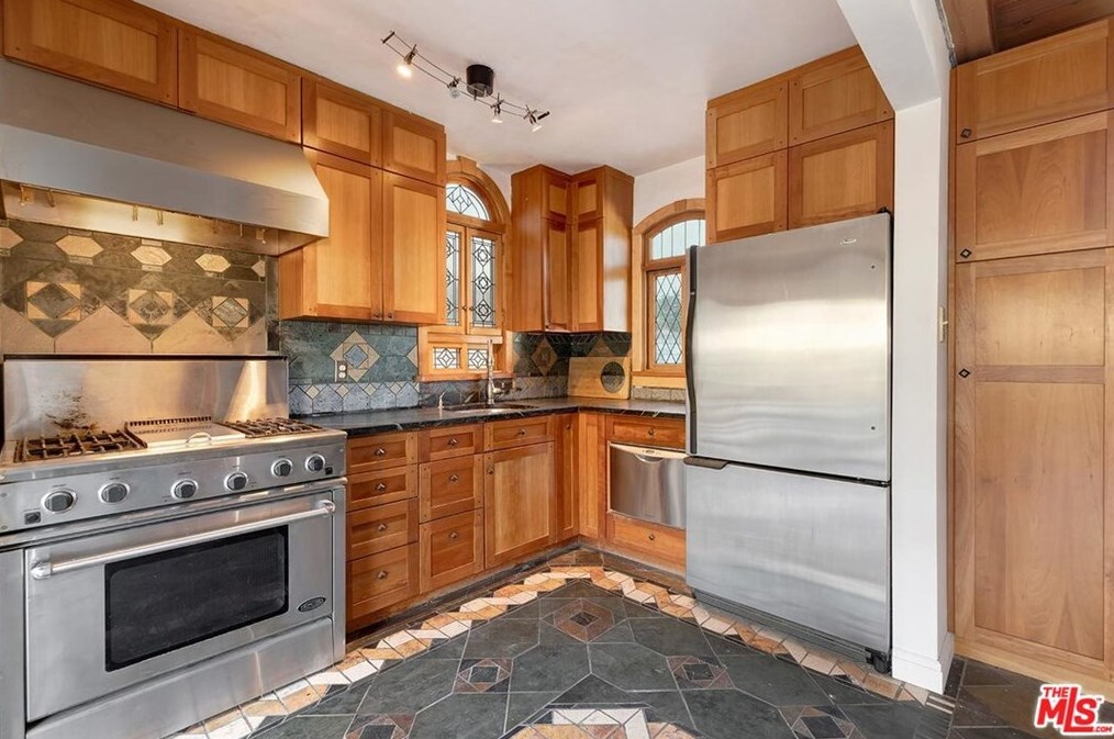 8515 Cres Dr, Los Angeles CA  90046-1807 exterior
