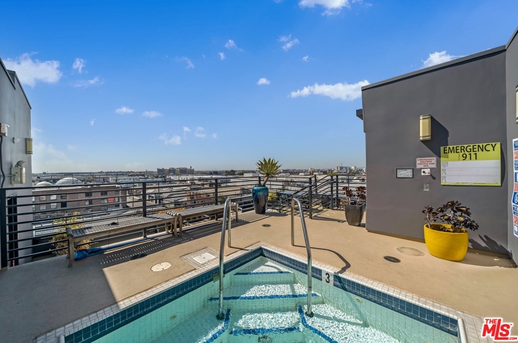 825 4th St, Los Angeles CA  90013-1801 exterior
