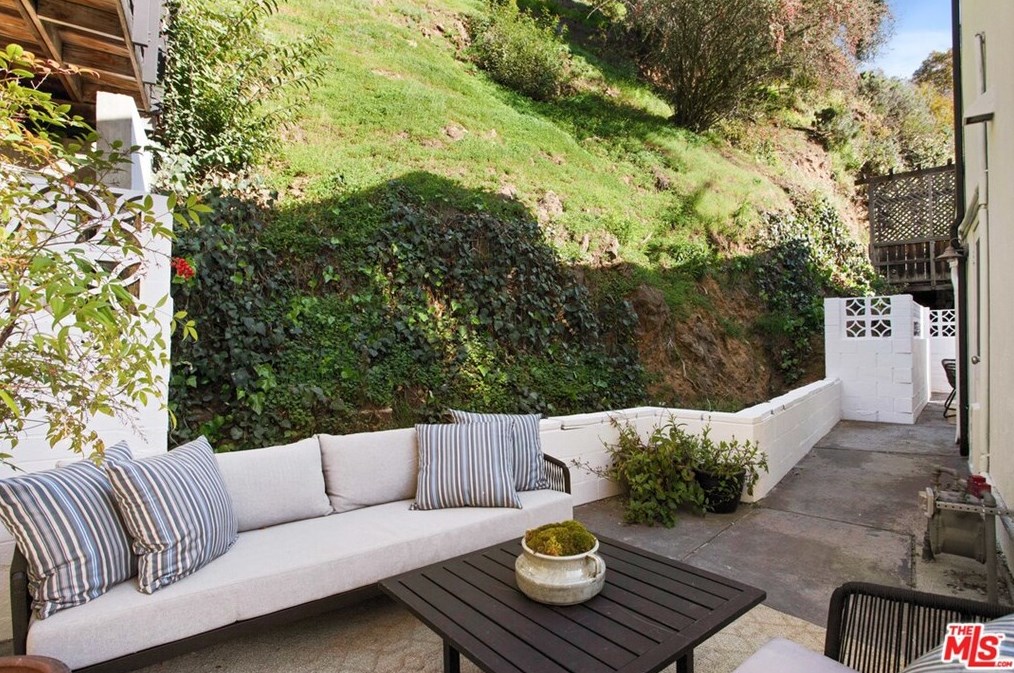2322 Canyon Dr, Los Angeles CA  90068-2412 exterior
