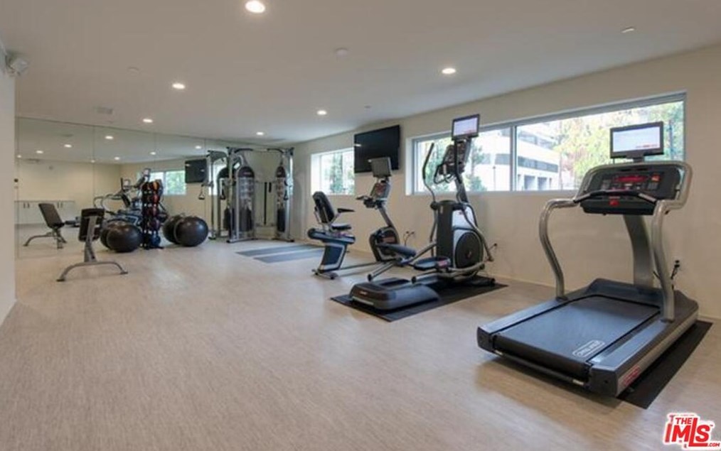 1807 Beverly Glen Blvd, Los Angeles CA  90025-5016 exterior