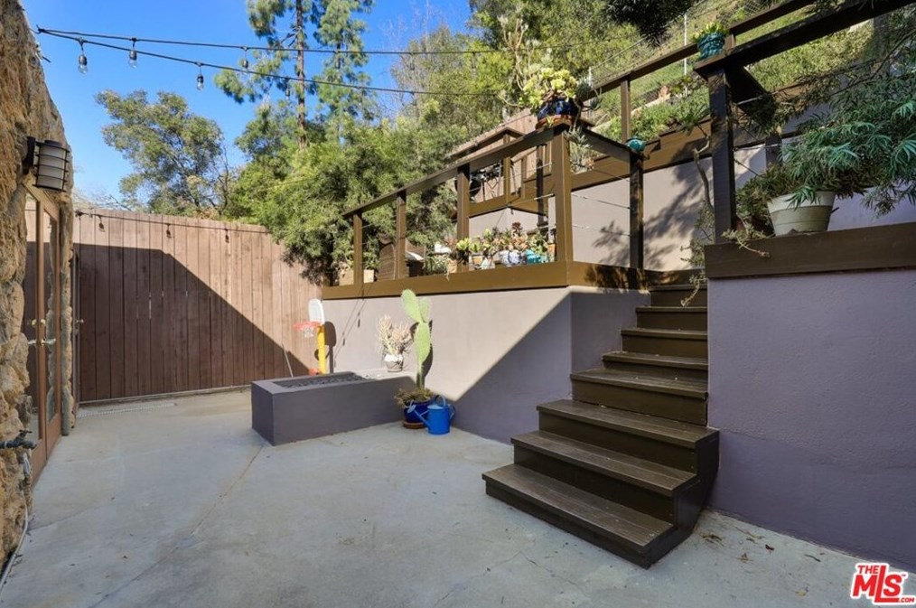 8806 Wonderland Ave, Los Angeles CA  90046-1852 exterior