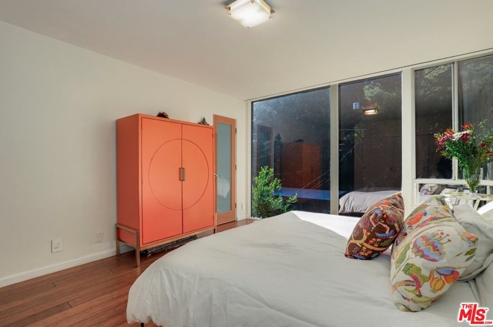 8806 Wonderland Ave, Los Angeles CA  90046-1852 exterior