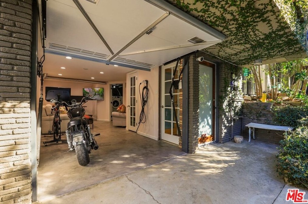 8806 Wonderland Ave, Los Angeles CA  90046-1852 exterior