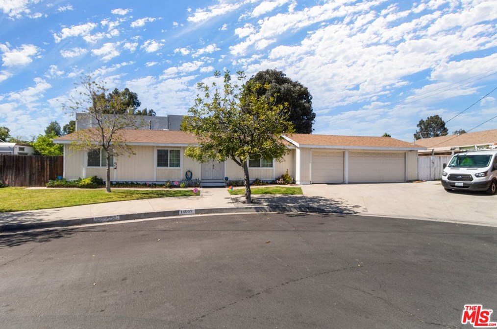 14069 Hoyt St, Los Angeles, CA 91331-5216