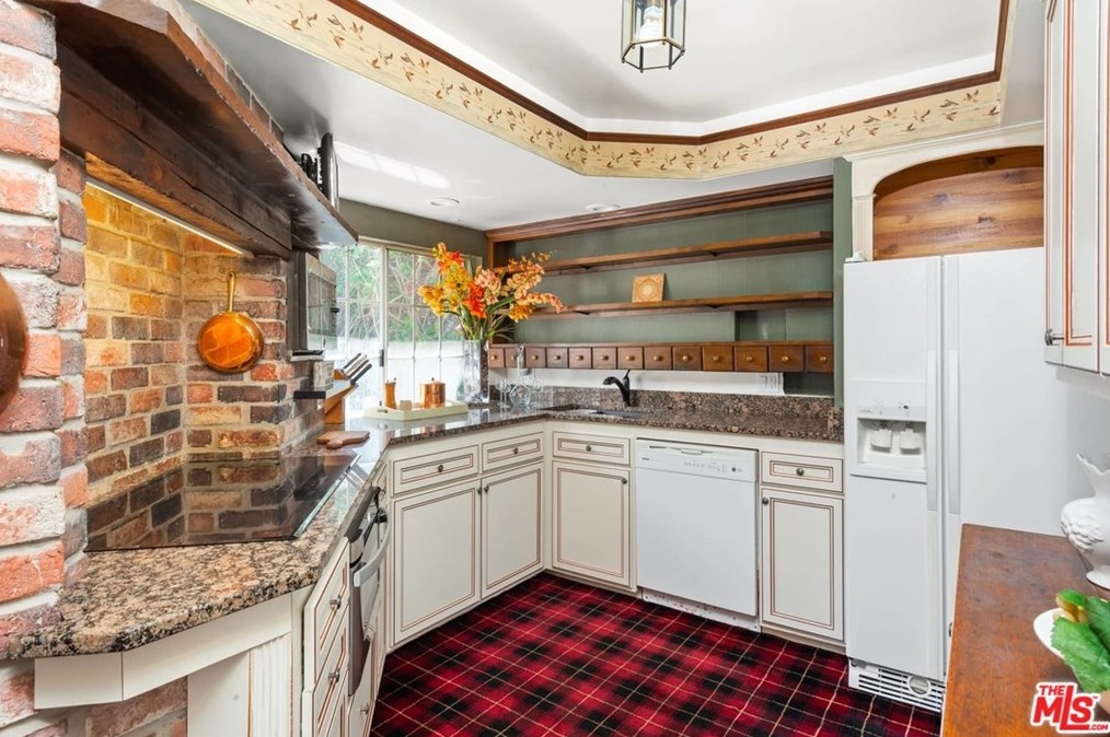 318 Thurston Ave, Los Angeles CA  90049-3126 exterior