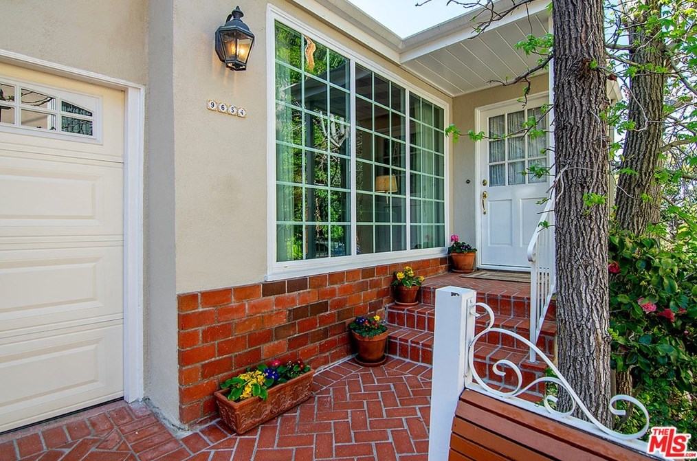 9654 Yoakum Dr, Beverly Hills, CA 90210-1432