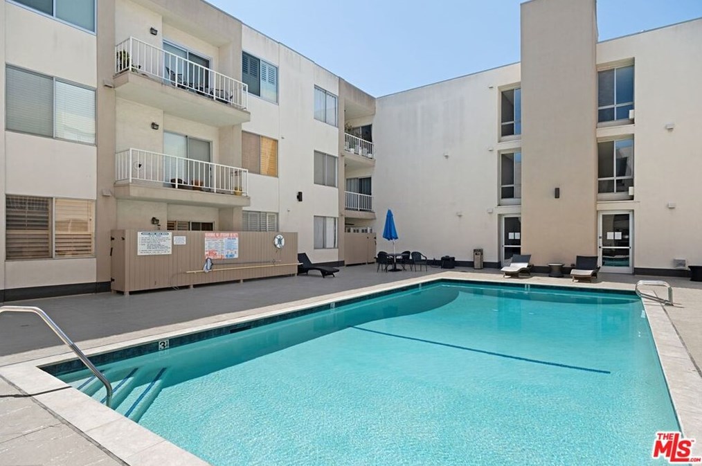 927 Kings Rd, Los Angeles CA  90069-4350 exterior