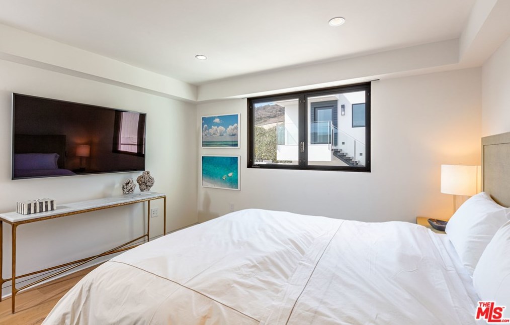 24146 Malibu Rd, Malibu CA  90265-4610 exterior