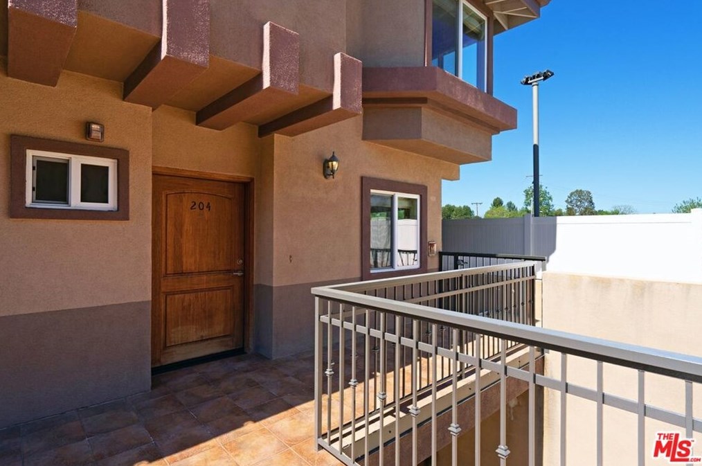 5241 Colodny Dr #204, Calabasas, CA 91301