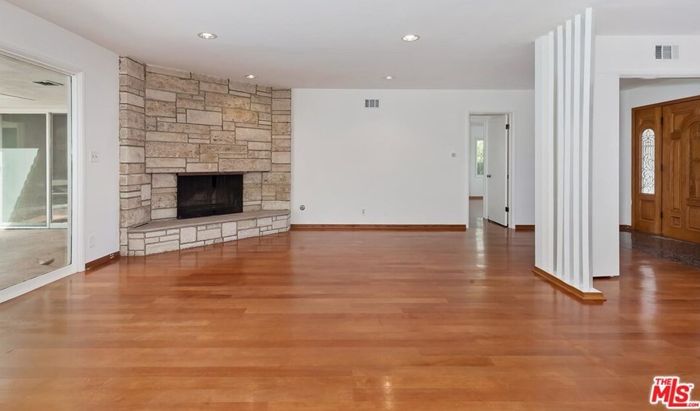 1435 Jonesboro Dr, Los Angeles CA  90049-3626 exterior