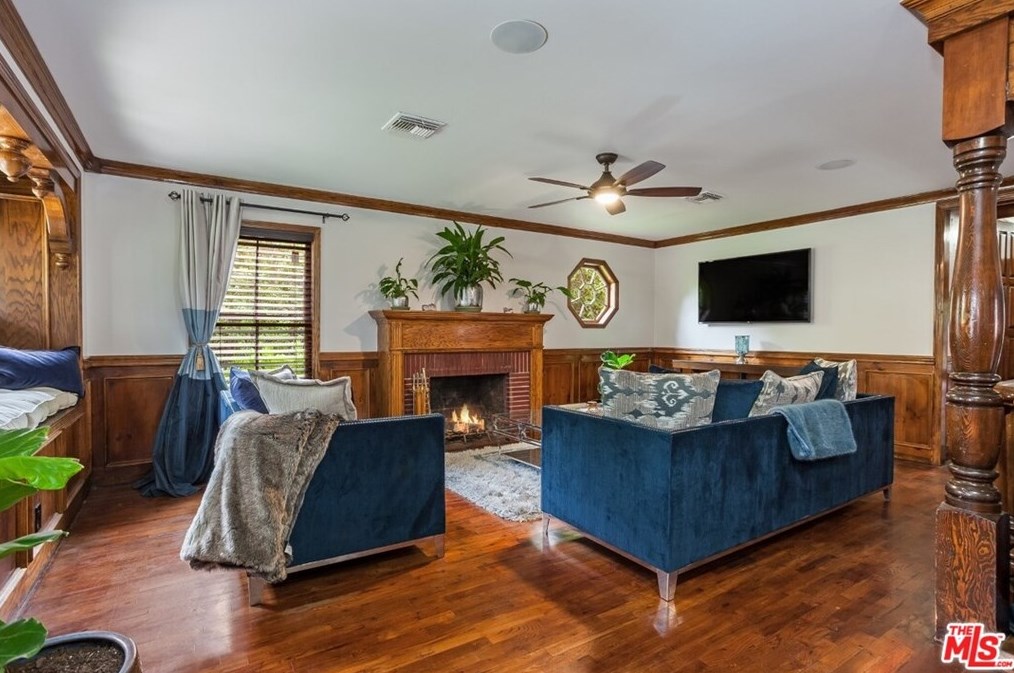 5155 Densmore Ave, Van Nuys, CA 91436