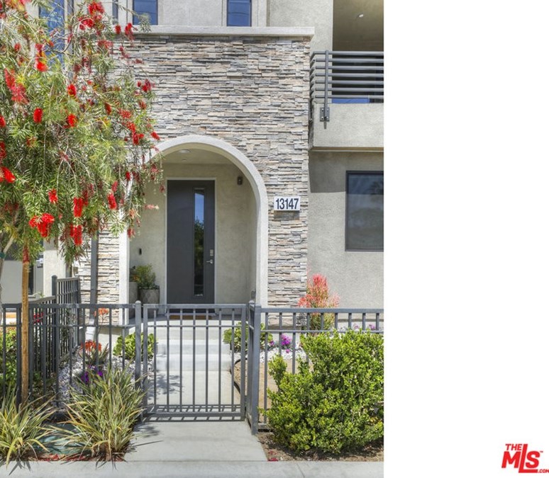 13147 W Victory Blvd, Van Nuys, CA 91401