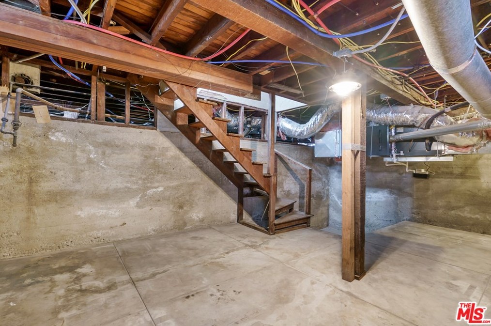 1853 Crenshaw Blvd, Los Angeles CA  90019-6039 exterior