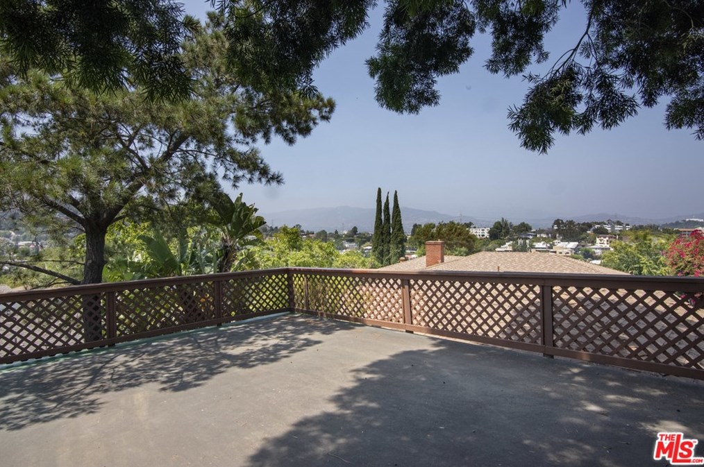 2924 Angus St, Los Angeles CA  90039-2633 exterior