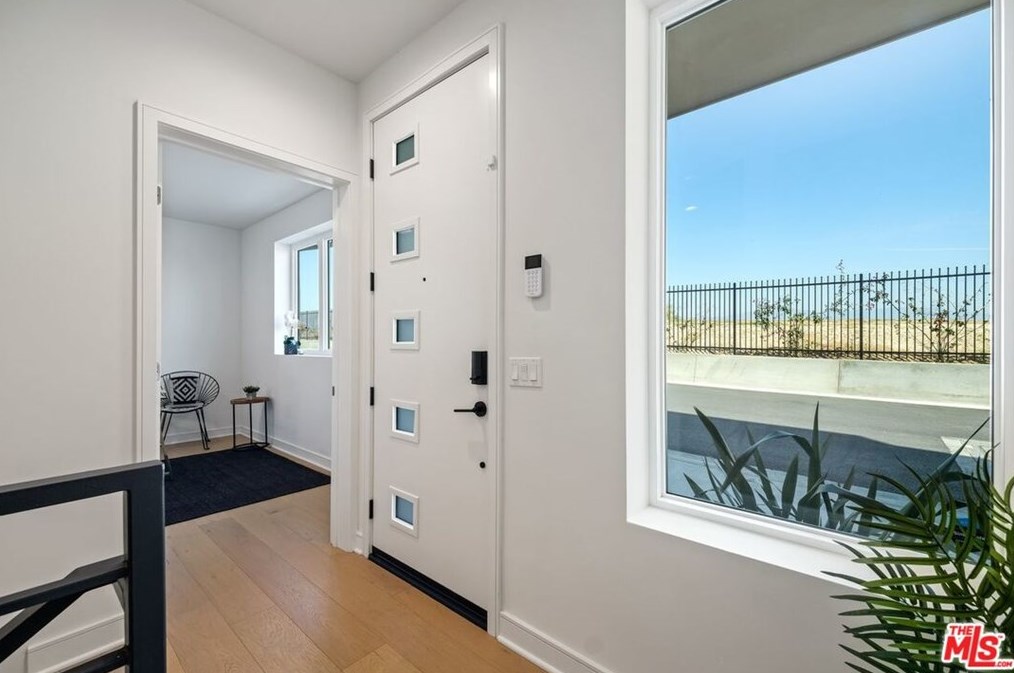 1033 White Knoll Dr, Los Angeles CA  90012-1315 exterior