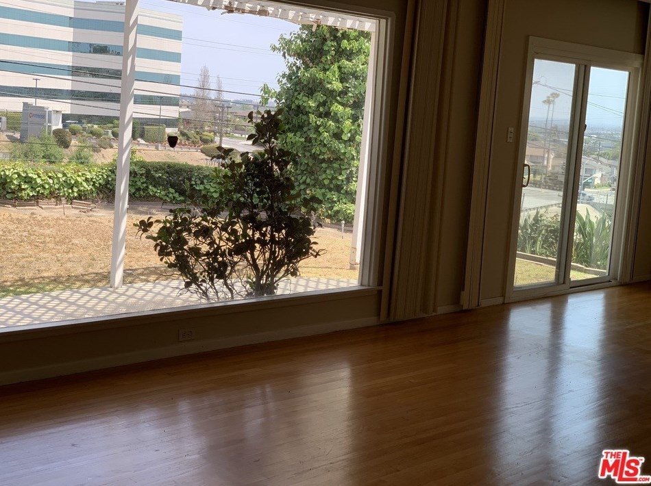 5604 Chariton Ave, Los Angeles, CA 90056-1329