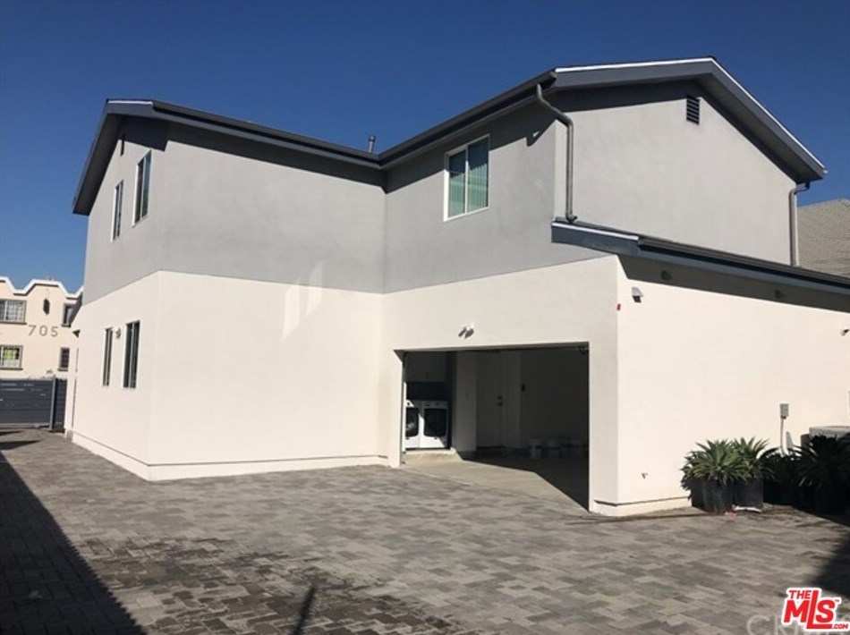 704 41st St, Los Angeles, CA 90011-2721