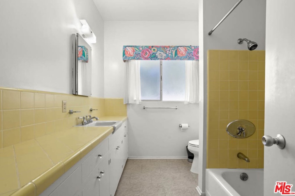 1111 Shadow Hl Way, Beverly Hills CA  90210-2234 exterior