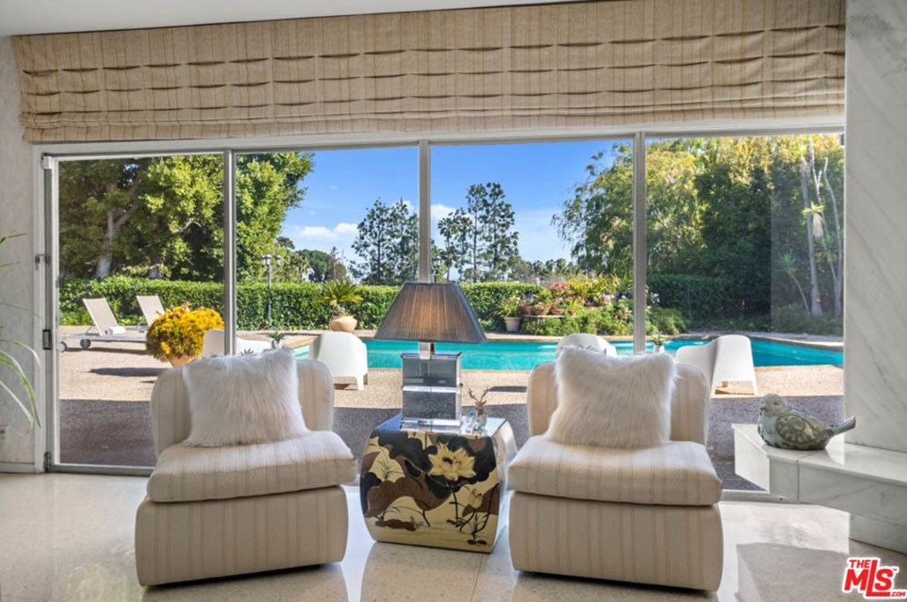 1111 Shadow Hl Way, Beverly Hills CA  90210-2234 exterior