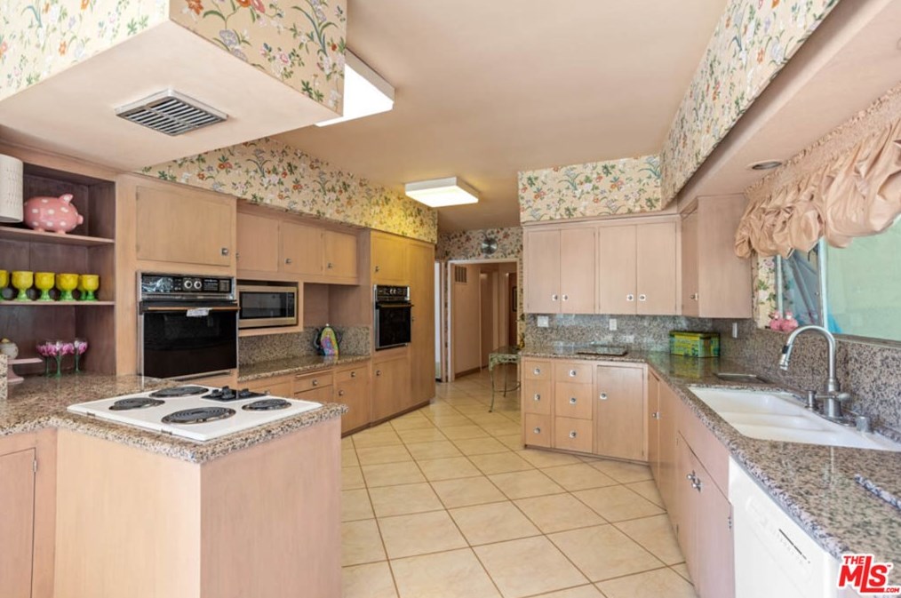1111 Shadow Hl Way, Beverly Hills CA  90210-2234 exterior
