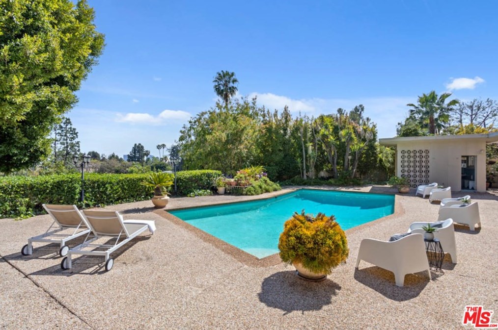 1111 Shadow Hl Way, Beverly Hills CA  90210-2234 exterior