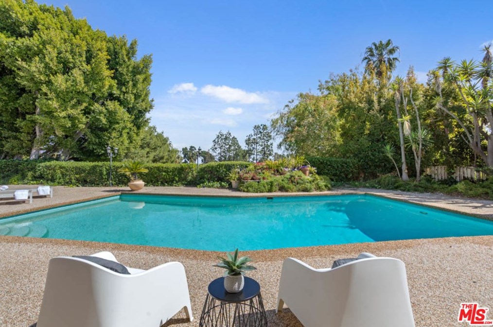1111 Shadow Hl Way, Beverly Hills CA  90210-2234 exterior