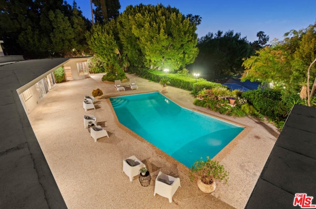 1111 Shadow Hl Way, Beverly Hills CA  90210-2234 exterior