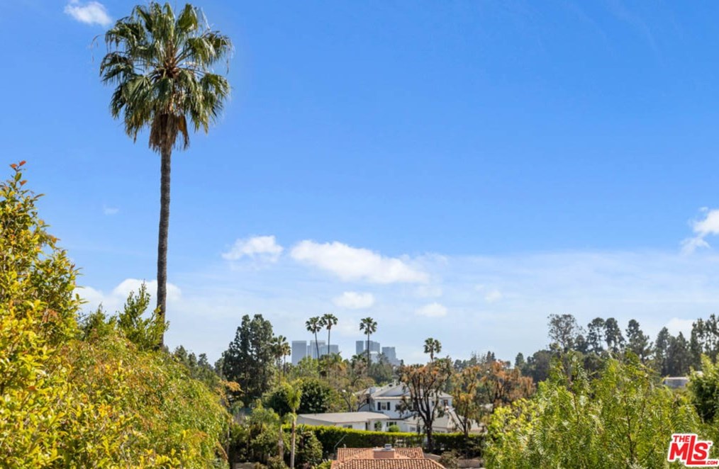 1111 Shadow Hl Way, Beverly Hills CA  90210-2234 exterior