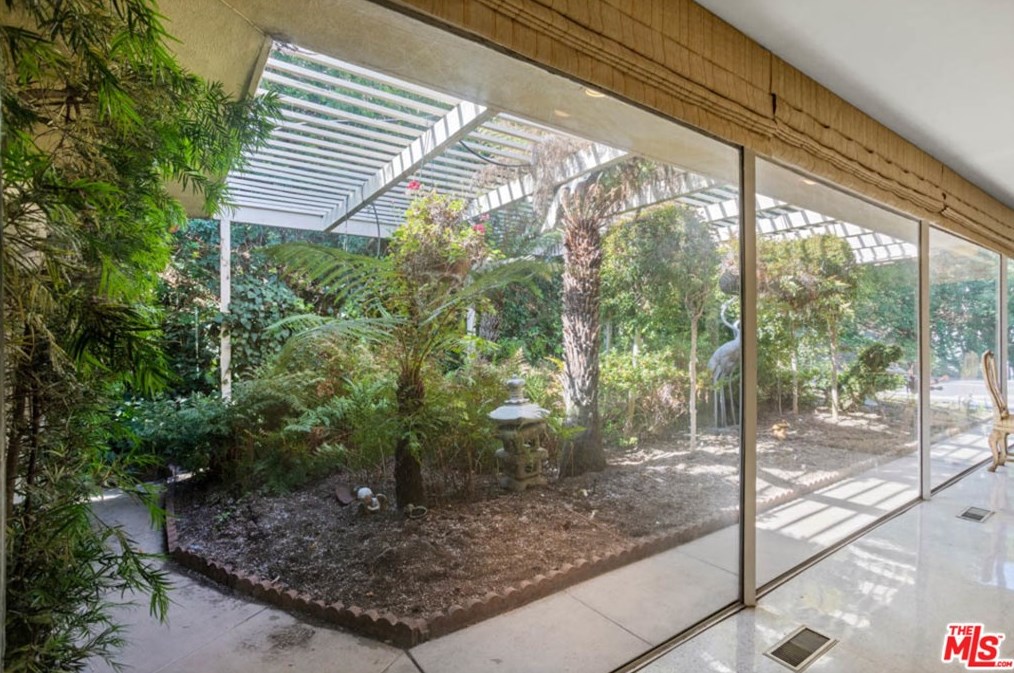 1111 Shadow Hl Way, Beverly Hills CA  90210-2234 exterior
