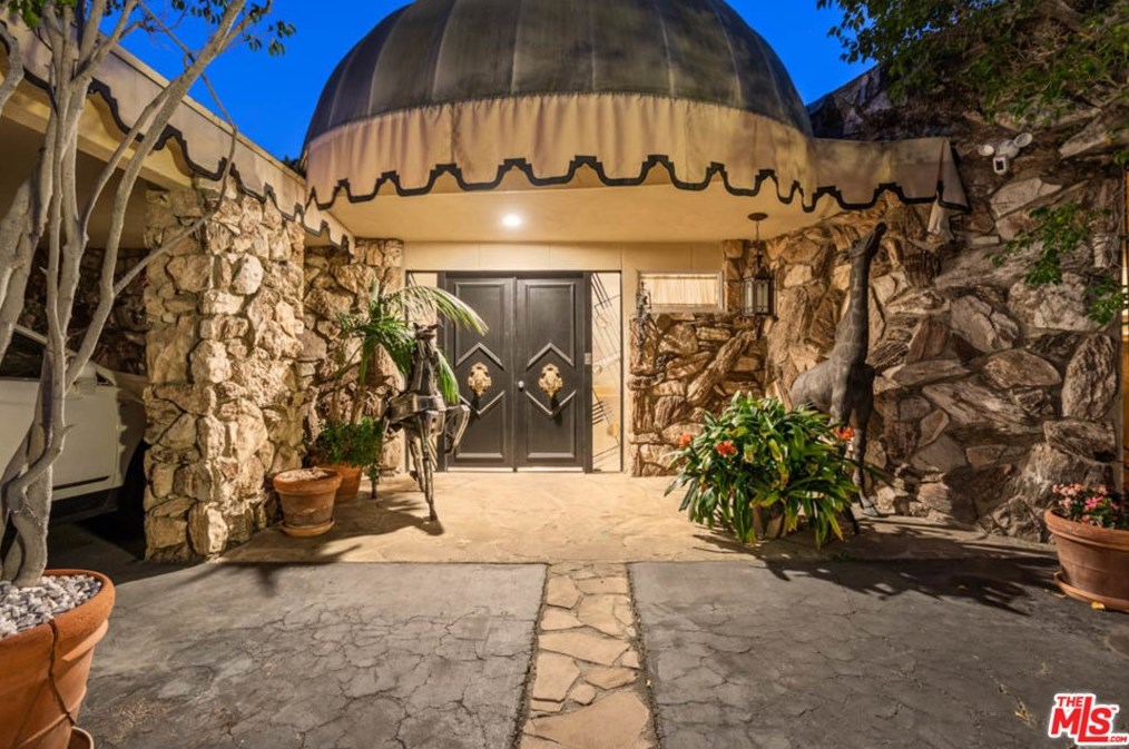 1111 Shadow Hl Way, Beverly Hills CA  90210-2234 exterior