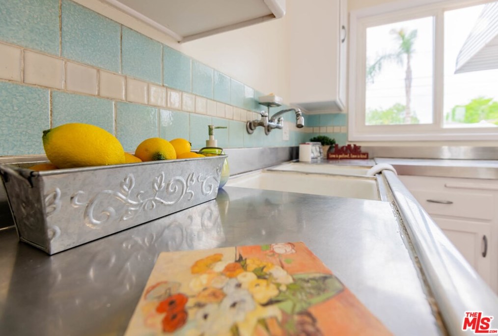 7645 Midfield Ave, Los Angeles CA  90045-3233 exterior