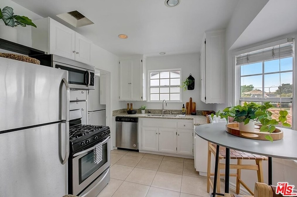 1438 Stanley Ave, Los Angeles CA  90019-3846 exterior